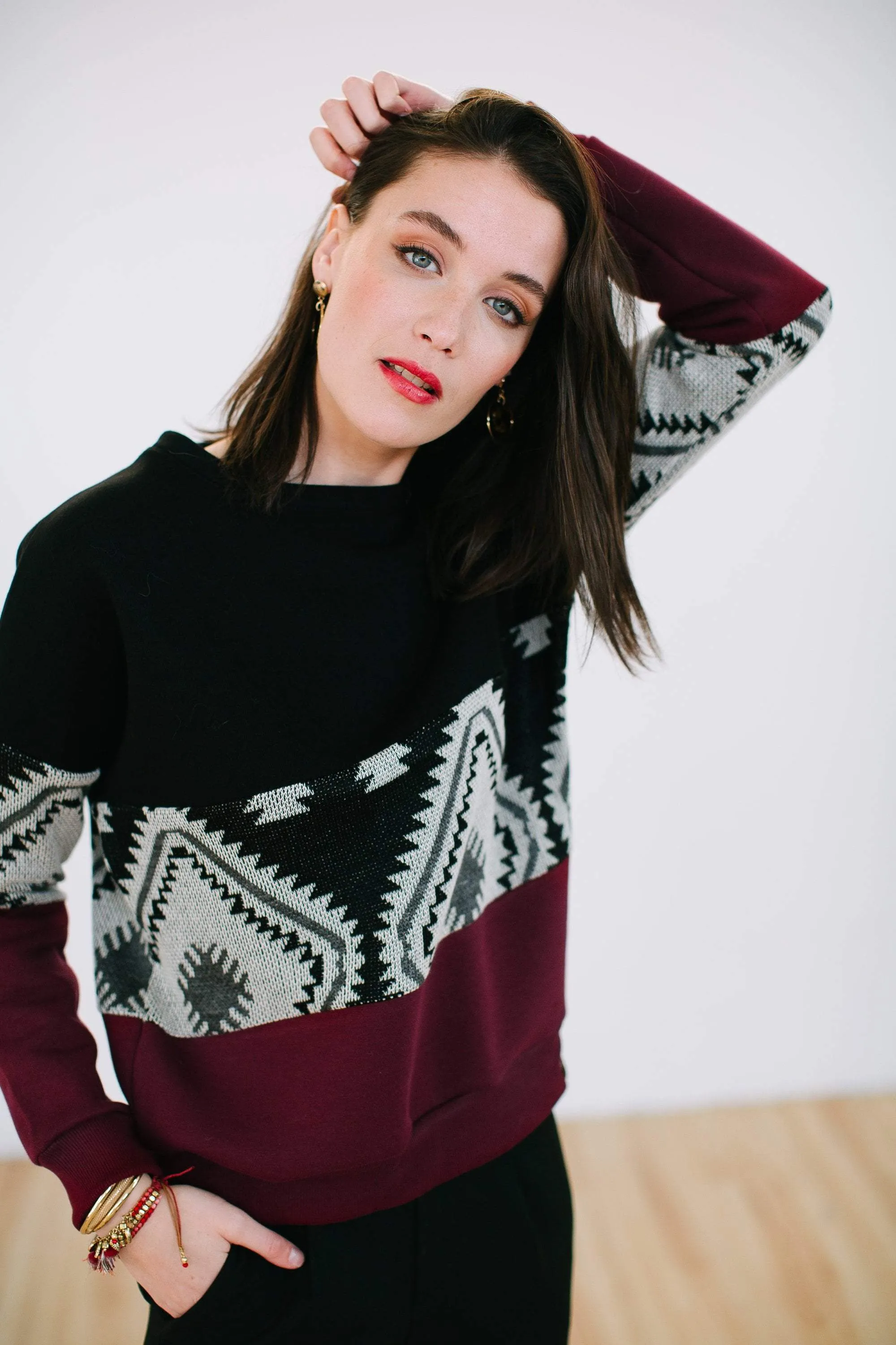 Sweater Mia Black Aztec & Dark Red